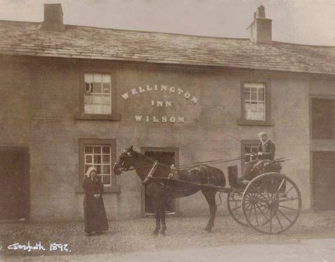 Horse and carriage outside the Wellington Inn